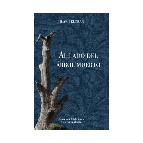 Al lado del árbol muerto